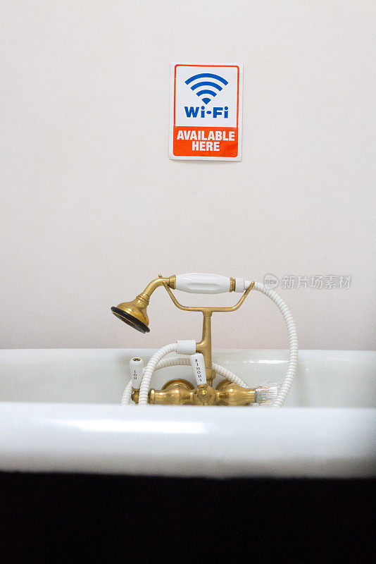 浴室/浴缸墙上有“这里有Wi-Fi”标志